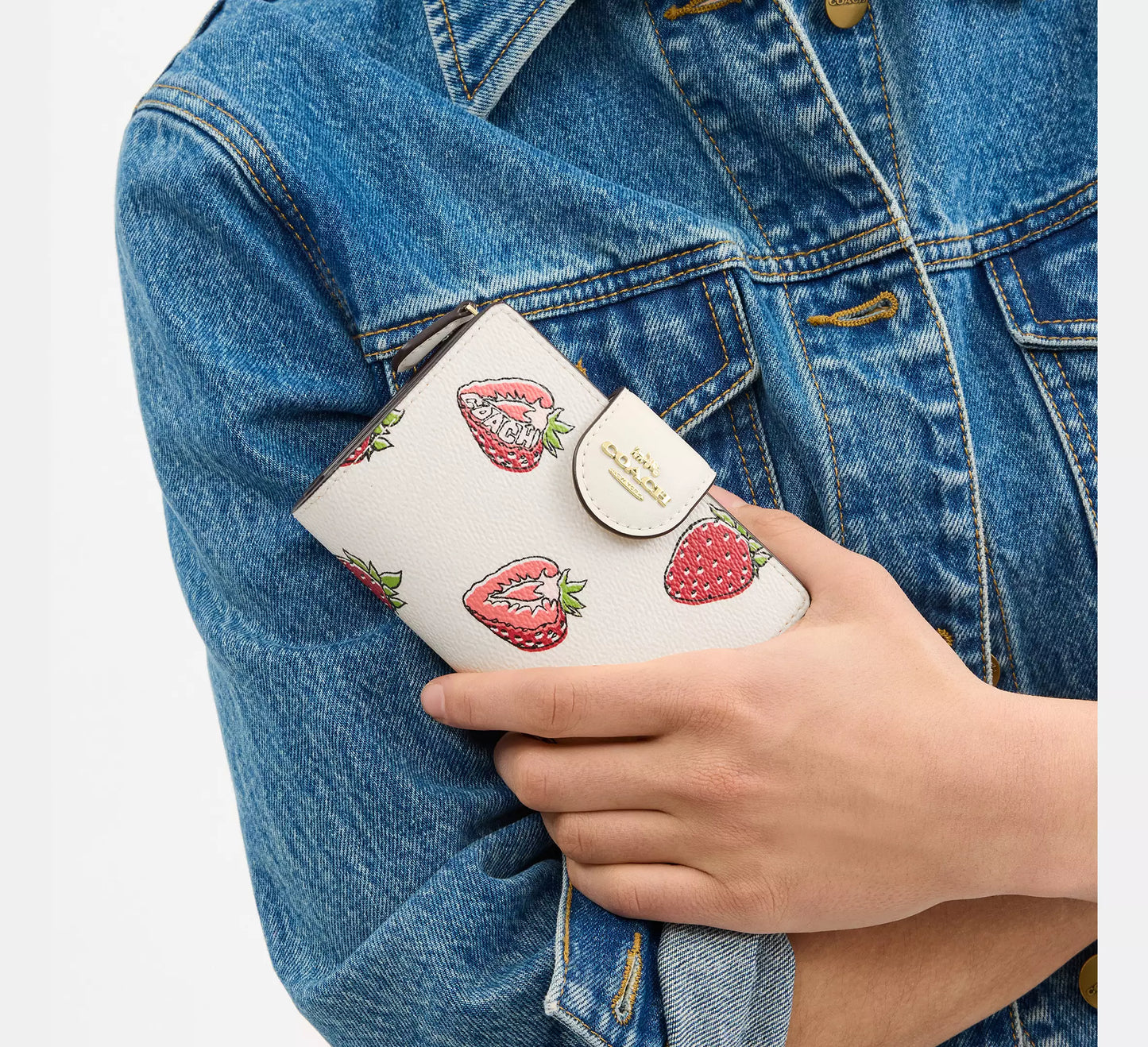 Coach - Medium Corner Zip Wallet With Strawberry Print (Preorden)