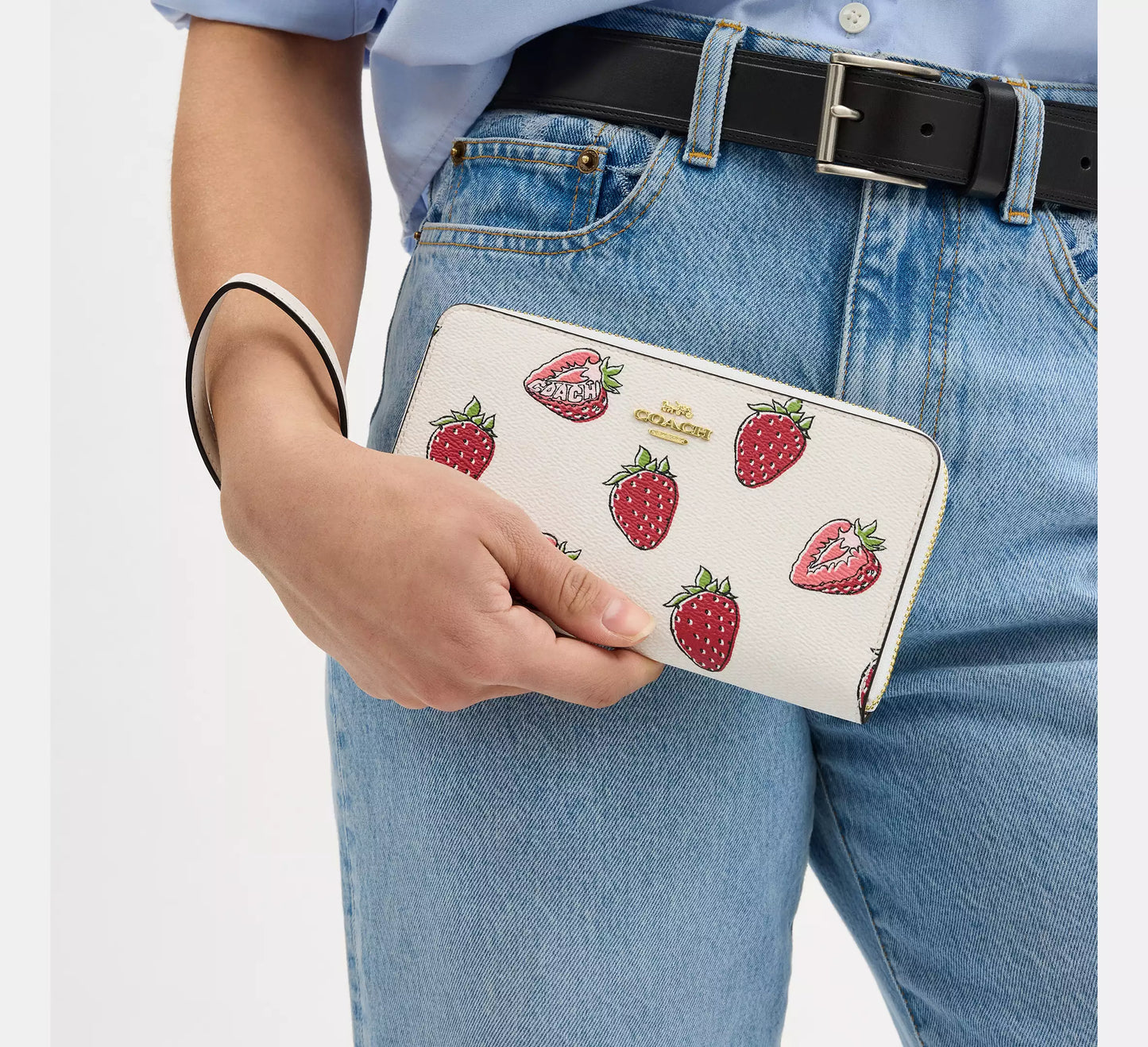 Coach -  Long Zip Around Wallet With Strawberry Print (Preorden)
