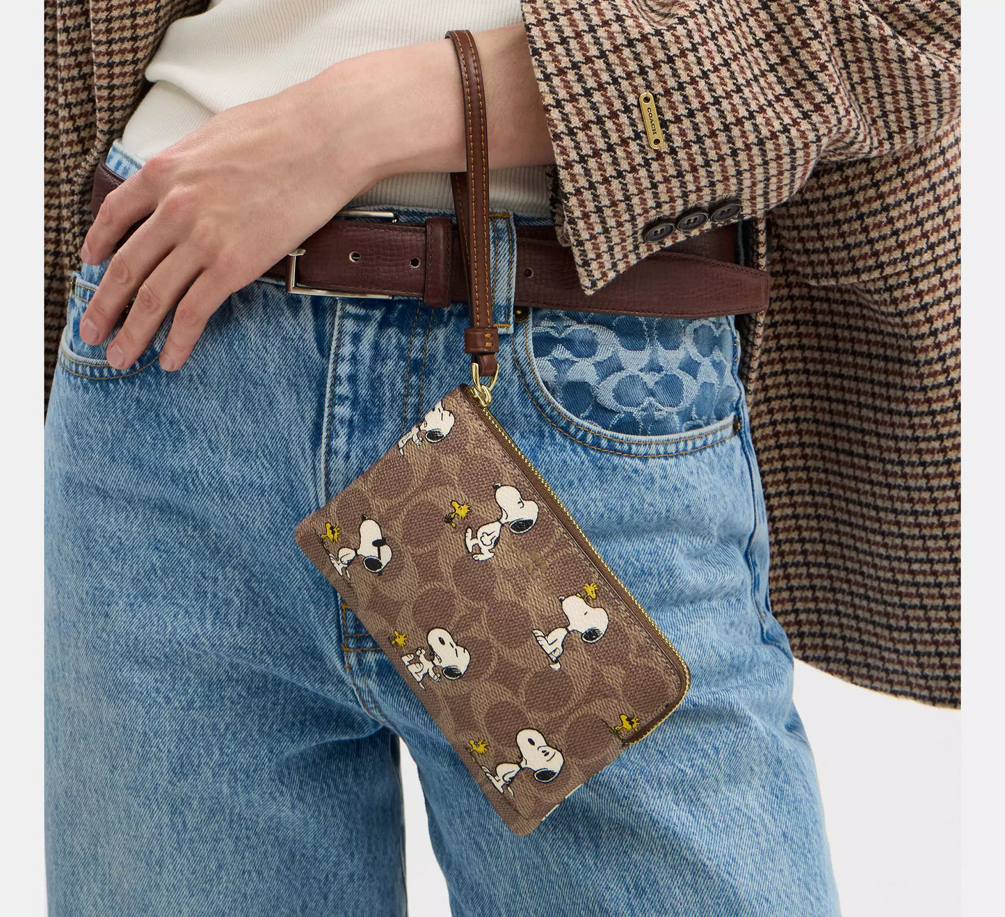 Coach X Peanuts Corner Zip Wristlet In Signature Canvas With Snoopy Print (Preorden)